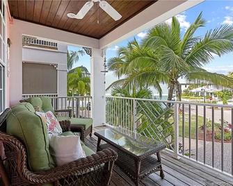 Luxury Key West feel steps from Historic downtown Stuart, minutes from the beach - Stuart - Balcony