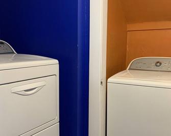 Royalty Homes - College Style 3 bedroom Apartment - Baltimore - Laundry facility