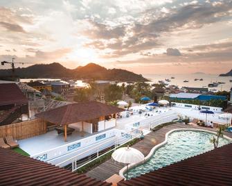 Seaesta Komodo Hostel & Hotel - Labuan Bajo - Piscina