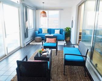Casa al Mare Beachfront Retreat King Bed Near Yale - East Haven - Living room
