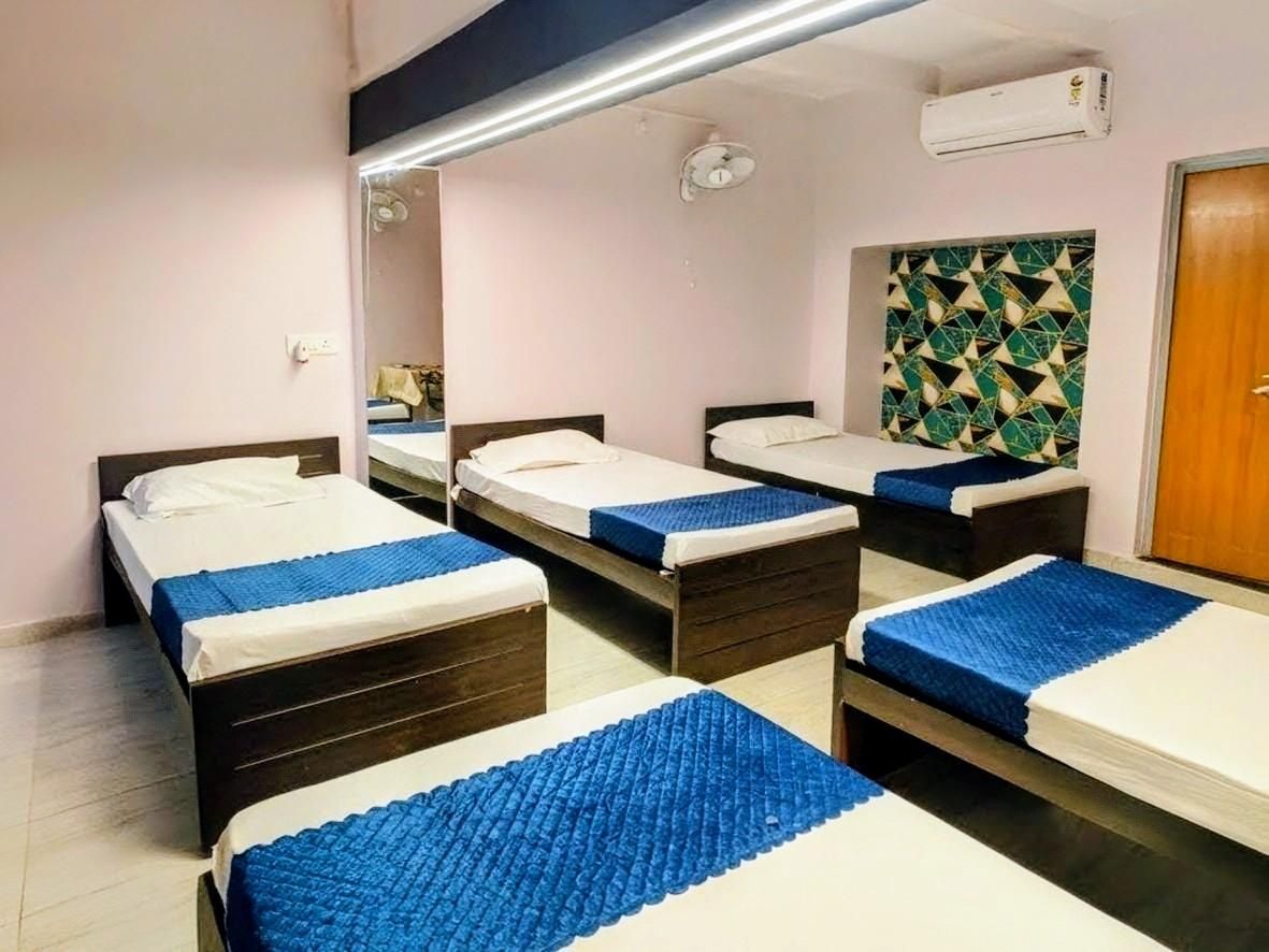 Ved Home stays - فاراناسي - غرفة نوم