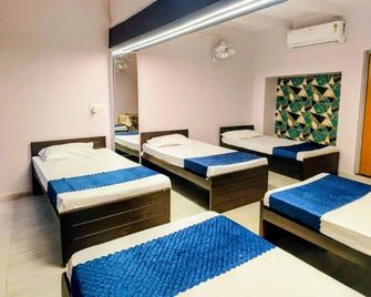 Ved Home stays - Varanasi - Bedroom