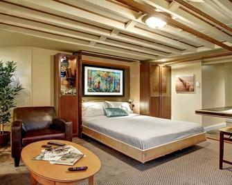 Suite I: Private Studio in our classic home near Woodland Park Zoo - سياتل - غرفة نوم