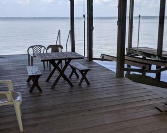 Wonderful Waterfront Home - Livingston - Patio