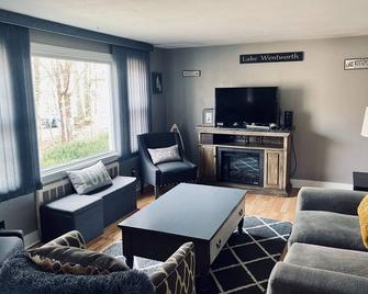 Cozy three bedroom house located just five minutes from Lake Winnipesaukee - Wolfeboro - Living room