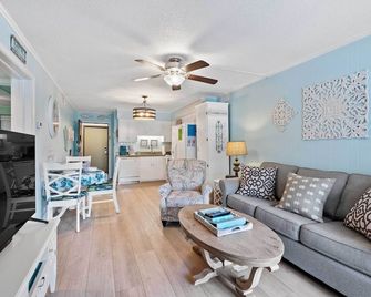 Walk to Coligny Beach Park Family-Friendly Villa - Hilton Head Island - Living room