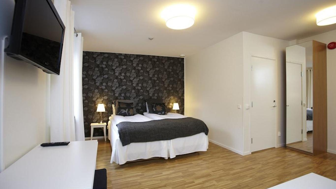 Riverside Hotel & Apartments