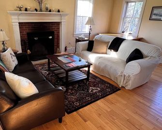 Beautiful Mountain view Vermont home for your relaxing getaway. - Montgomery - Living room