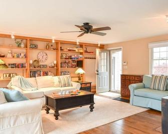 Beautiful Spacious Family Retreat w Pool - Eastham - Olohuone