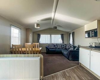 Lovely 6 Berth Caravan At Valley Farm Park In Essex Ref 46762v - Clacton-on-Sea - Living room