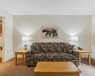 Cedarbrook Deluxe one bedroom suite located on 2nd floor with outdoor heated pool 21820 - คิลลิงตัน - ห้องนั่งเล่น