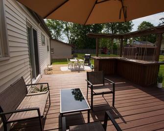 Barcade and rope swing bar, 5 minutes from The Avalon Grand Resort and Golf! - Warren - Patio