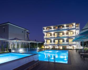 Astra Sarti Luxury Suites - Sarti - Piscina