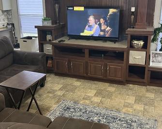 Acklen’s Diamond in the Ruff - Houma - Living room