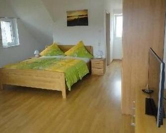 Double room in the attic with shower and toilet - Reichenau - Schlafzimmer