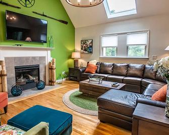 Private Location - Heated Salt Water Pool - Walk to Campground Beach - Eastham - Living room