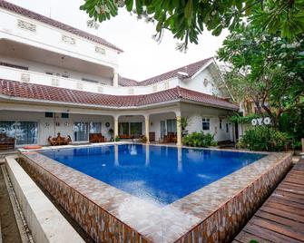 OYO 2359 Bayfront Karnadia - Jepara - Pool