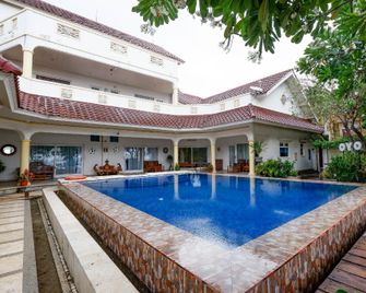OYO 2359 Bayfront Karnadia - Jepara - Piscina
