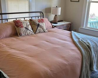Historical 1904 5-bedroom farmhouse in Plains with stunning view - Plains - Bedroom