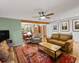 Fourth Sister Retreat - Sisters - Living room