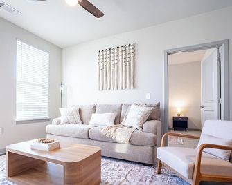 Stylish, Comfortable 2bd Abode Near Dt Matthews - Matthews