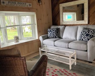 Charming Cottage Steps From Pine Pt Beach - Scarborough - Living room