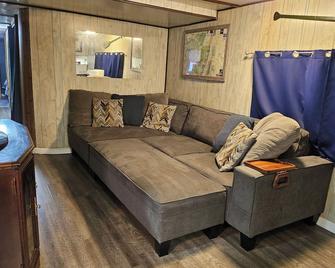 Riverfront Cabin, Sleeps7, Near Smoke Hole, Seneca, Dolly Sods, Blackwater Falls - Petersburg - Living room