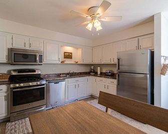 Hawkeye Haven | Garage | 4 Bd 2 Ba| Sleeps 8 - Iowa City - Kitchen