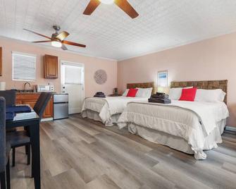 Sequoia Park CA Coast Wineries Skiing-All Day Trips from Comfy Apt - Visalia - Bedroom