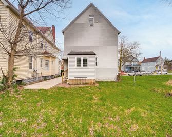 4 Mi to Dtwn: Modern Retreat w/ Yard in Cleveland - קליבלנד