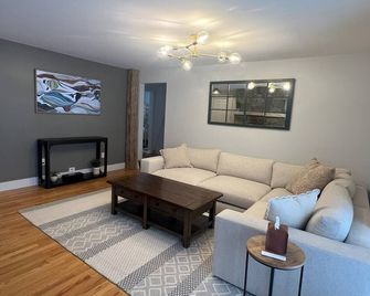 Enjoyable a cabin on the Black river with WiFi in Ludlow for a cozy stay - Ludlow - Living room