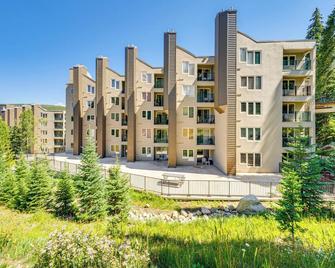Ski-InandSki-Out Winter Park Condo with Hot Tub Access - Winter Park - Building