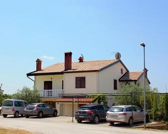 Room Kris with private entrance & private bathroom - Umag - Edificio