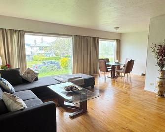 Cheerful 2 Bedroom with spacious Living & Dining - Central Vancouver - Vancouver - Sala de estar