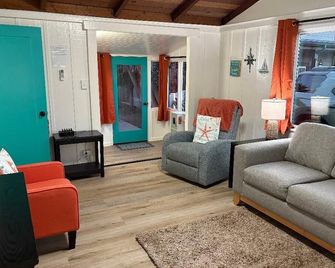 1/2 Block to the Embarcadero with Private Backyard - Morro Bay - Living room