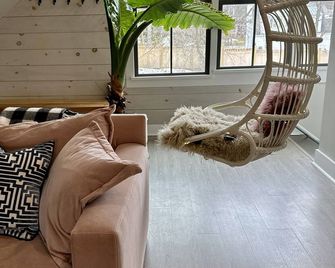 Great Location! Cozy Two Bedroom Apartment in the Heart of Middlebury - Middlebury - Living room