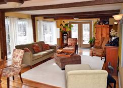 1920's Renovated Farm House, 4 Seasons Close to Stowe, Vermont - Waterbury Center - Olohuone