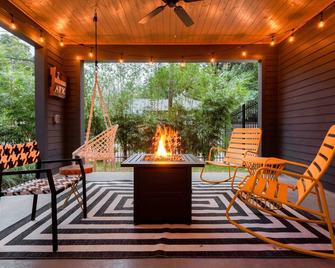 Electric Disco Den - 6 Min Walk to Rainey St - Austin - Patio