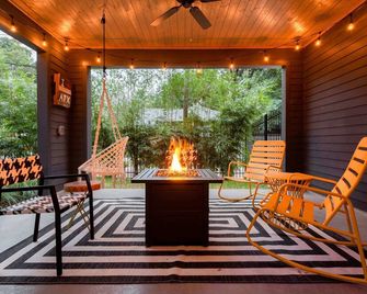 Electric Disco Den - 6 Min Walk to Rainey St - אוסטין - פטיו