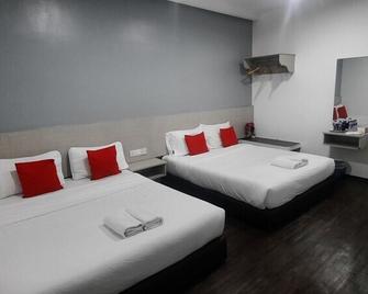 OYO 90724 Rg Hotel - Ayer Hitam - Bedroom