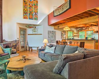 Forested Pentwater Vacation Rental - Walk to Beach - Pentwater - Living room