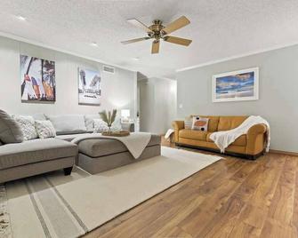 Majestic Lux Home with Heated Pool and Spa! - San Diego - Living room