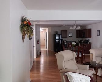A home away from Home - Goldsboro - Living room