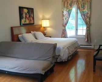 Resort style entire guesthouse-2 rooms - Tottenham - Bedroom