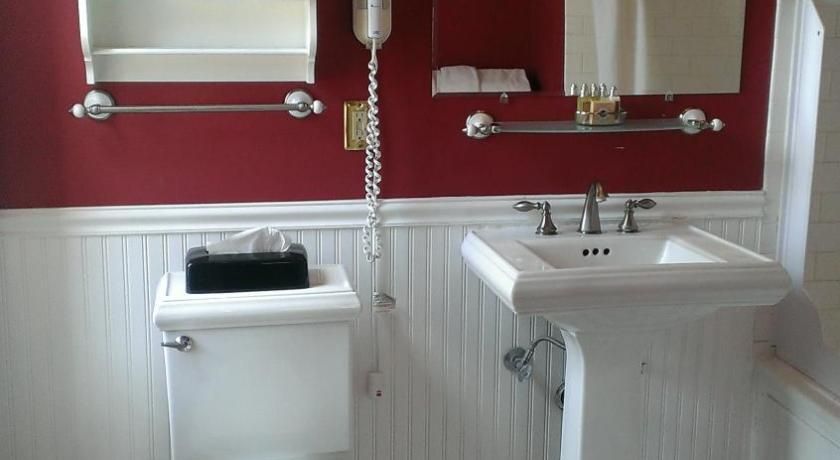 Bathroom view of Connor Hotel