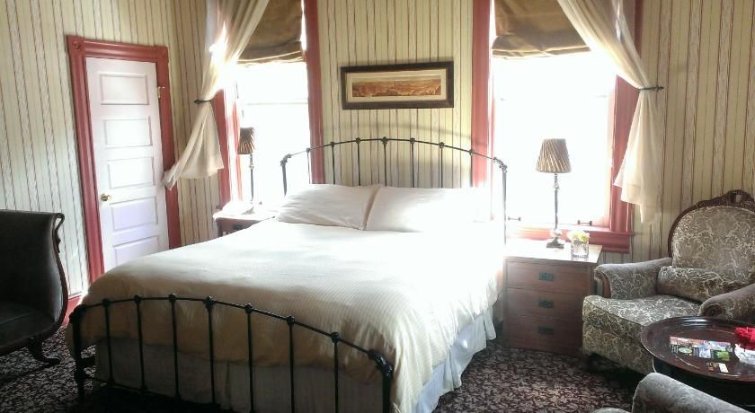 Bedroom view of Connor Hotel