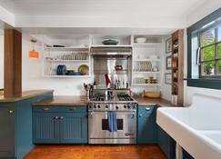 The Captain's Cottage - Walk to Everything! - Newport - Kitchen