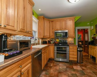 Berrodin Bed & Breakfast - Akron - Kitchen