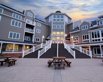 2-Bedroom Villa w/ King, Queen & Private Balcony - Brownsville - Edificio