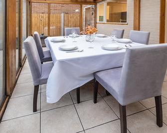 Charming family house in High Wycombe - High Wycombe - Eetruimte